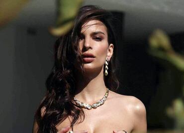 Emily Ratajkowski impacta con bikini de 'sirena' frente al mar