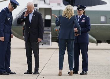 Cigarras no respetan a Biden y "atacan" avión de la prensa