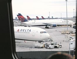 Arrestan a pasajero que intentó violar la puerta del piloto durante vuelo