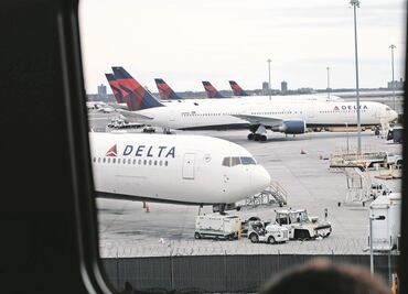 Arrestan a pasajero que intentó violar la puerta del piloto durante vuelo