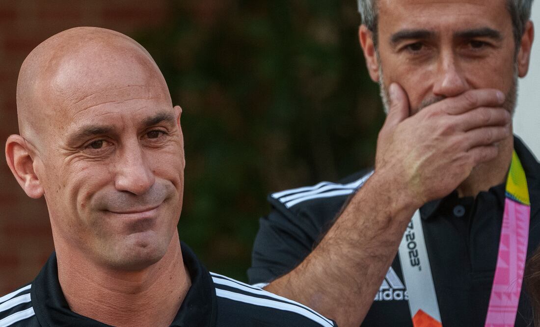 Luis Rubiales (izquierda), junto al seleccionador femenino, Jorge Vilda, durante una visita al Palacio de La Moncloa. (AP Foto/Manu Fernández, archivo)