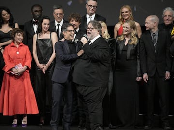 Video. Del Toro y García Bernal se echan un "palomazo" en Cannes