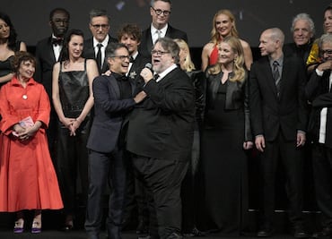 Video. Del Toro y García Bernal se echan un "palomazo" en Cannes