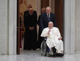 El papa Francisco continúa mejorando y no piensa en renunciar, informa cardenal