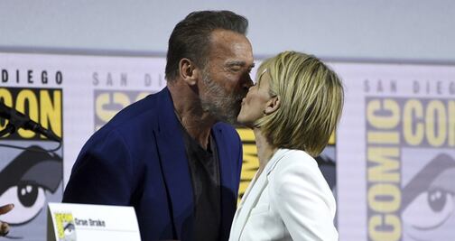 El beso de Schwarzenegger y Hamilton que sorprendió en la Comic-Con