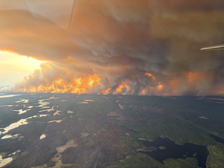Incendios en Canadá arrasan 300 mil hectáreas y obligan a evacuar a más de 17 mil personas. (Photo by HANDOUT / Manitoba Government / AFP)