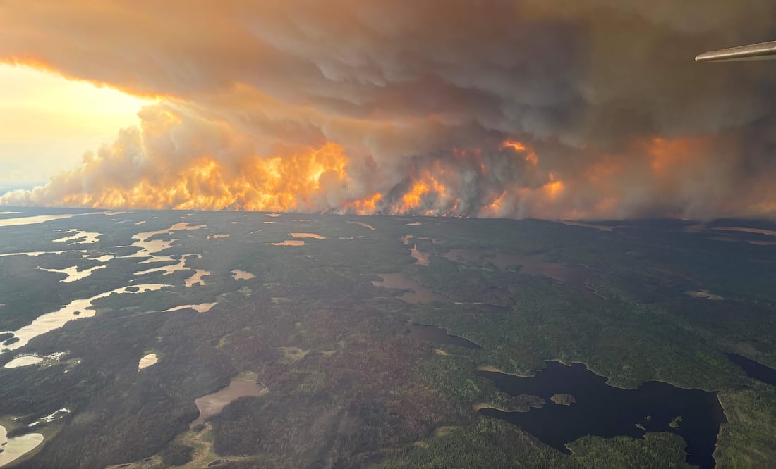 Incendios en Canadá arrasan 300 mil hectáreas y obligan a evacuar a más de 17 mil personas. (Photo by HANDOUT / Manitoba Government / AFP)