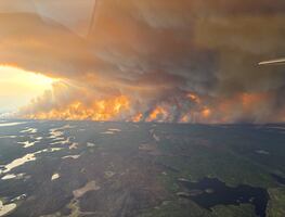 Incendios en Canadá arrasan 300 mil hectáreas y obligan a evacuar a más de 17 mil personas