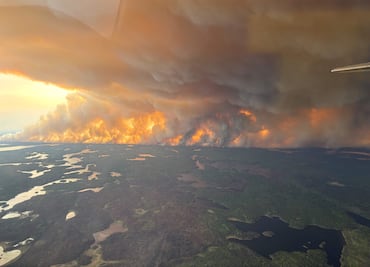 Incendios en Canadá arrasan 300 mil hectáreas y obligan a evacuar a más de 17 mil personas