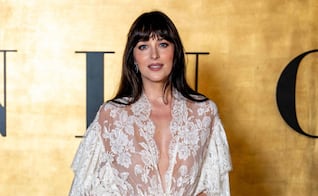 Dakota Johnson impone tendencia con elegante vestido de transparencias y encaje 