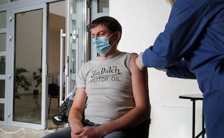 Dosis de refuerzo es "segura y eficaz" tres meses después de última inyección