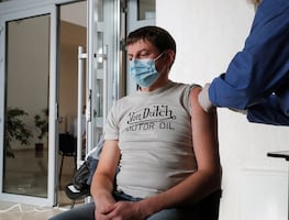 Dosis de refuerzo es "segura y eficaz" tres meses después de última inyección