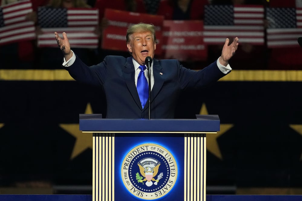 Trump promete un pago de $5,000 a estadounidenses si los republicanos ganan el Congreso: ¿de dónde saldría el dinero?. (AP Foto/Tony Gutierrez)