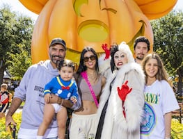 Alejandro Fernández disfruta de Halloween Time en Disneyland con su novia y en familia