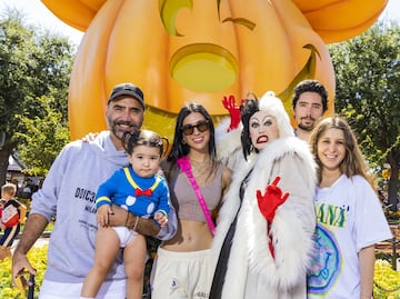 Alejandro Fernández disfruta de Halloween Time en Disneyland con su novia y en familia