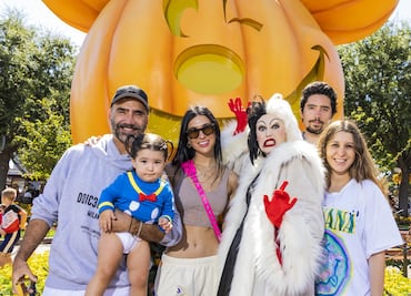 Alejandro Fernández disfruta de Halloween Time en Disneyland con su novia y en familia