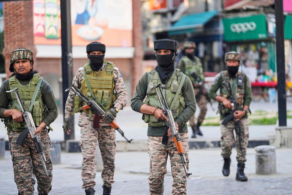 Alta tensión en Cachemira: India y Pakistán se enfrentan con fuego cruzado (AP Foto/Mukhtar Khan)