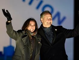 Ellos son los hijastros y el esposo de la vicepresidenta Kamala Harris