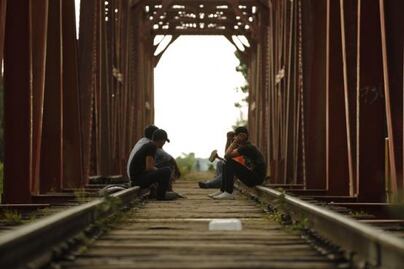 Migrantes cruzan frontera México-EU y se entregan a autoridades