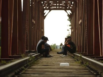 Migrantes cruzan frontera México-EU y se entregan a autoridades