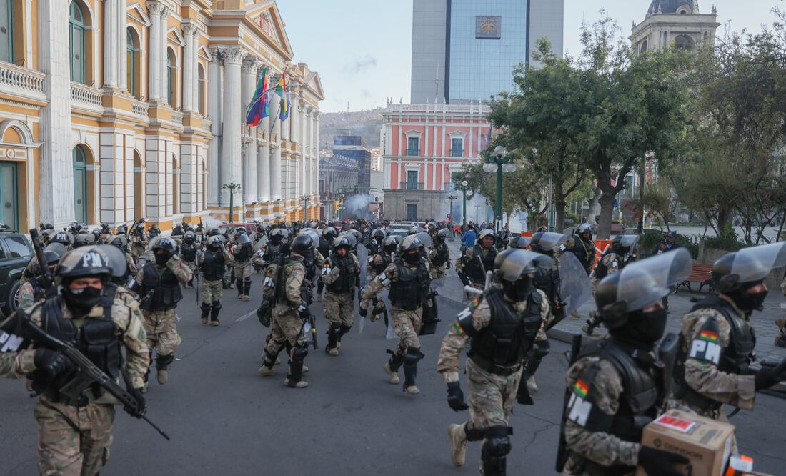 Militares se retiran de sede del Ejecutivo de Bolivia tras "intento de golpe de Estado".  EFE/ Luis Gandarillas