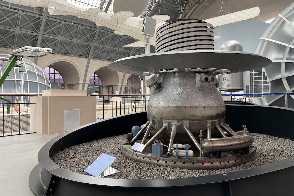 Nave soviética se estrella contra la Tierra tras 52 años en el espacio . EFE/Oleg Lukín