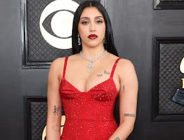 Hija de Madonna ‘roba miradas’ con el minivestido rojo más pequeño en pasarela