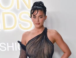 Kylie Jenner resplandece con bikini dorado y diminuta cintura