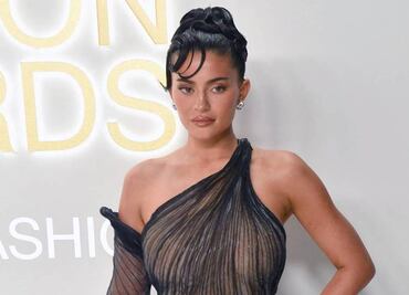 Kylie Jenner resplandece con bikini dorado y diminuta cintura