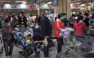 China llama a su población a hacerse de reservas de comida