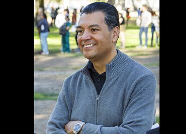 Hijo de migrantes mexicanos sustituirá a Kamala Harris en Senado