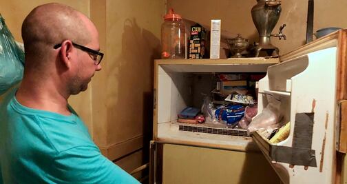 Hombre halla a bebé momificado en el refrigerador de su madre