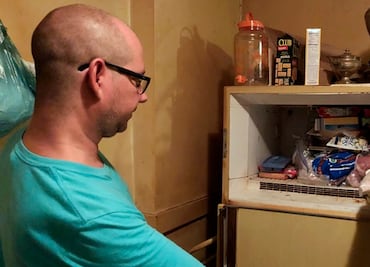 Hombre halla a bebé momificado en el refrigerador de su madre