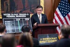 ¡Caos en Washington! Mike Johnson amenaza con el cierre de gobierno más largo de la historia y culpa a los demócratas