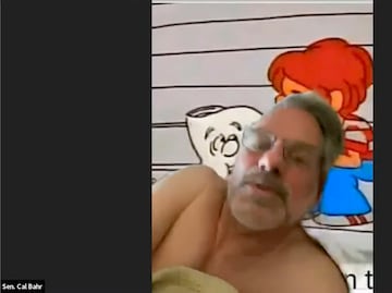 Senador de EU causa furor por votar sin camisa y desde su cama