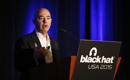 Biden elige por primera vez a un latino para Seguridad Interior