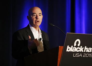 Biden elige por primera vez a un latino para Seguridad Interior