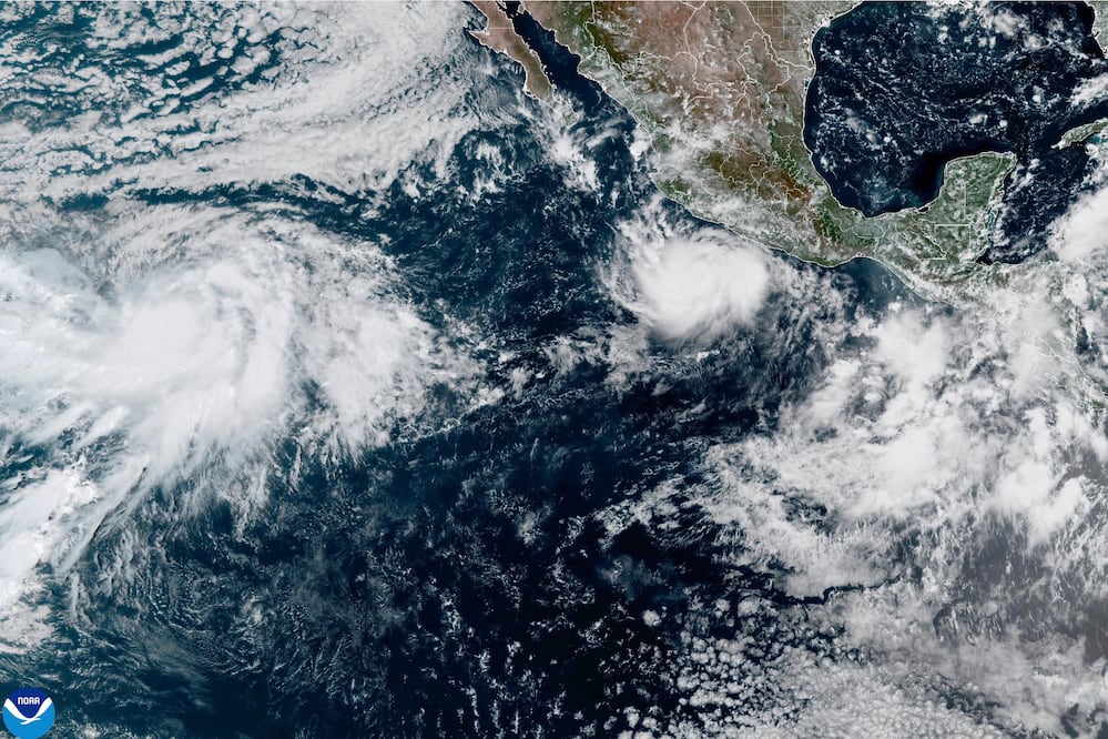 Huracán Polo se debilita a categoría 4, pero mantiene alerta en costas de México; ¿hacia dónde va? (NOAA via AP)