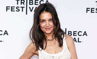 Katie Holmes se luce con vestido crochet y nuevo novio en Tribeca
