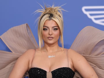 Bebe Rexha. Arrestan a hombre que le lanzó un celular en la cara