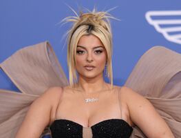 Bebe Rexha. Arrestan a hombre que le lanzó un celular en la cara