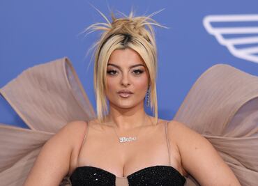 Bebe Rexha. Arrestan a hombre que le lanzó un celular en la cara