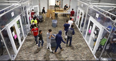 EU muestra imágenes de niños migrantes bajo su custodia