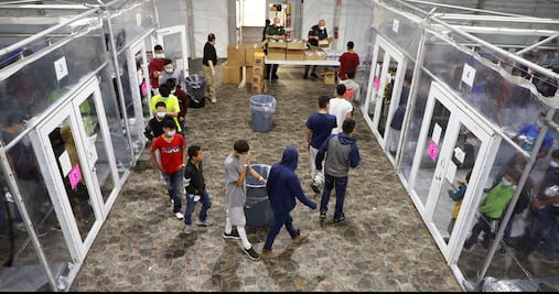 EU muestra imágenes de niños migrantes bajo su custodia