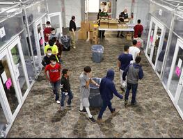 EU muestra imágenes de niños migrantes bajo su custodia