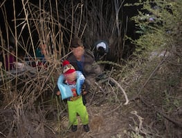 Hallan a niño hondureño, de 4 años, solo en la frontera mexicana