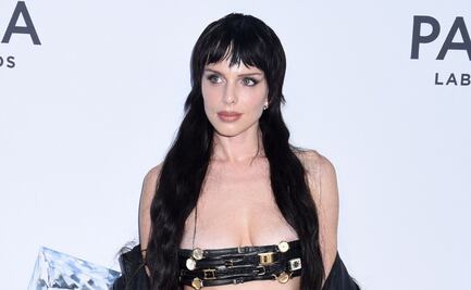 Julia Fox luce su look más arriesgado en Nueva York con top bandeau y minifalda de relojes