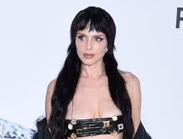Julia Fox luce su look más arriesgado en Nueva York con top bandeau y minifalda de relojes