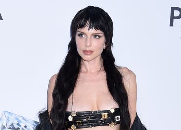 Julia Fox luce su look más arriesgado en Nueva York con top bandeau y minifalda de relojes