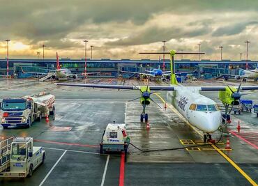 Evacuan vuelo en Seattle por alerta de incendio originado por teléfono celular